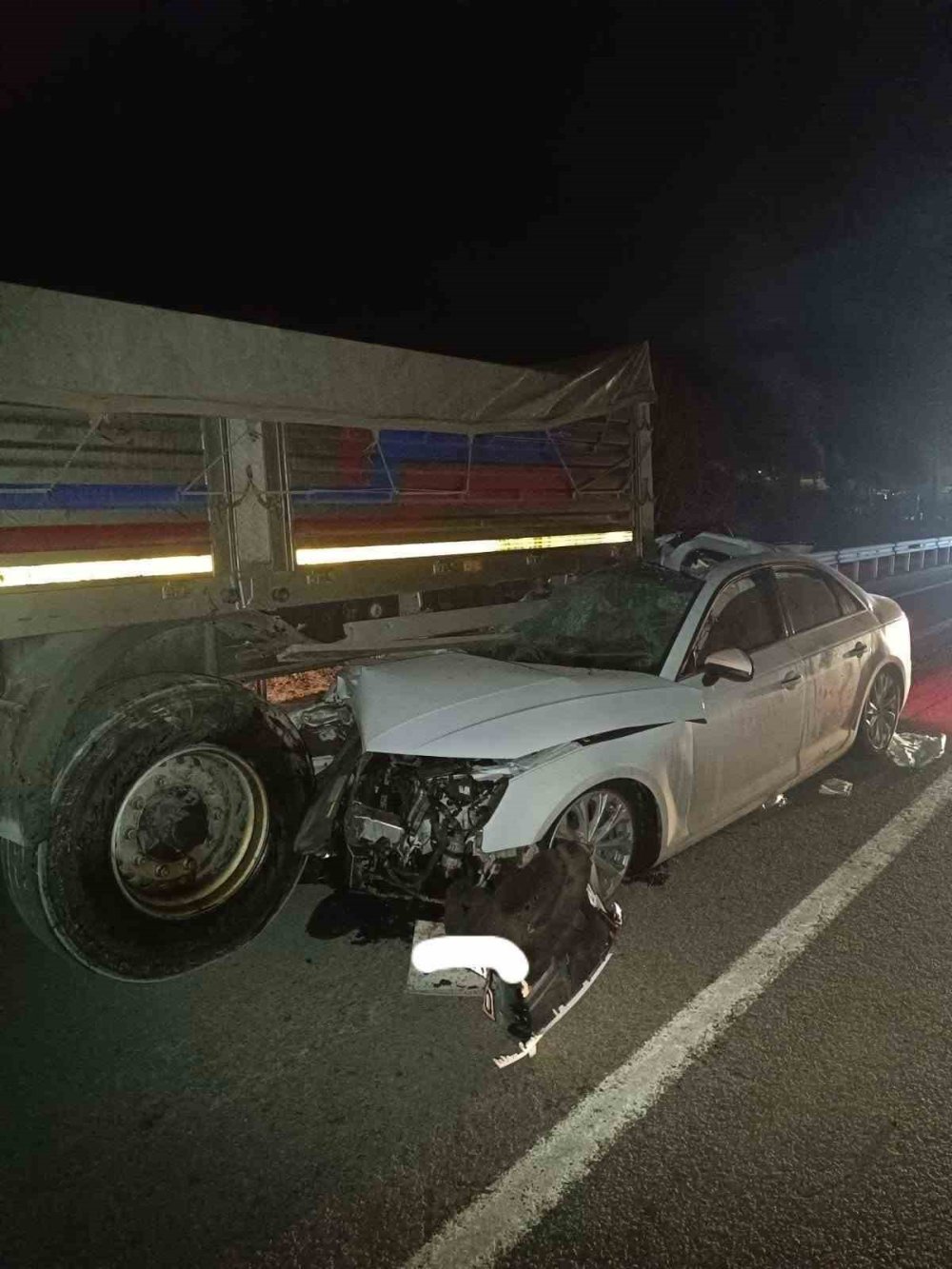 Otomobiliyle tırın dorsesine çarptı! İlçe başkanı hayatını kaybetti