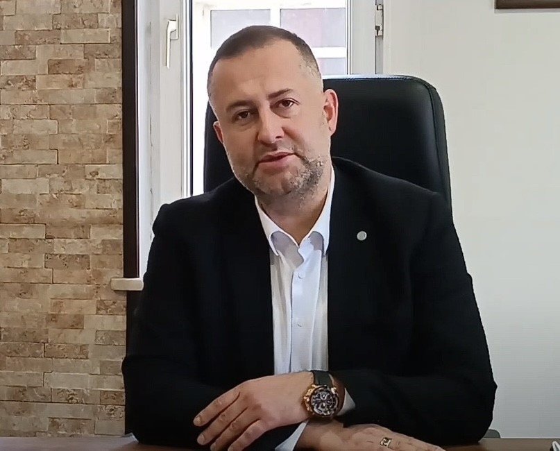 Otomobiliyle tırın dorsesine çarptı! İlçe başkanı hayatını kaybetti