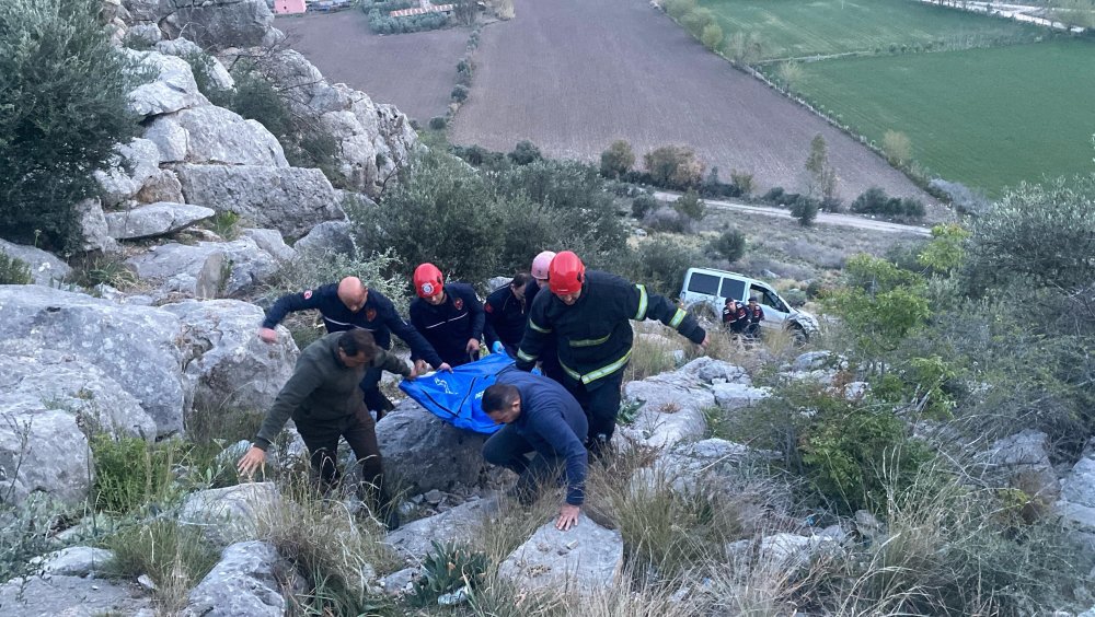 Uçuruma düşen hafif ticari aracın sürücüsü öldü