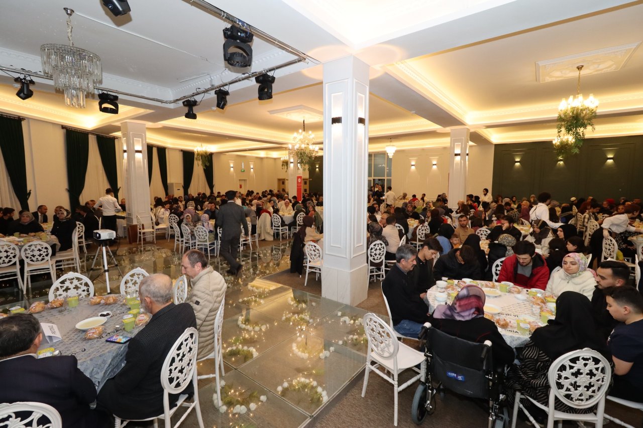 yetimler-icin-iyilik-sofrasi-kuruldu-2.jpg