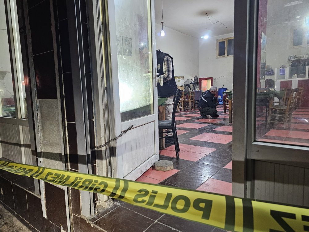 17 yaşındaki çocuk kahvehaneyi bastı: 2 ölü