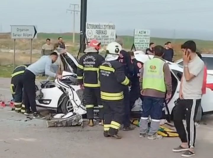 Otomobil ile iş makinesi çarpıştı: 1 ölü, 4 yaralı