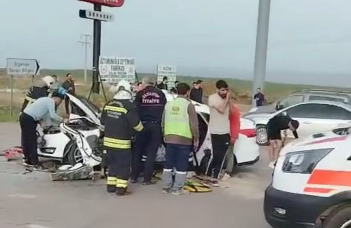Otomobil ile iş makinesi çarpıştı: 1 ölü, 4 yaralı