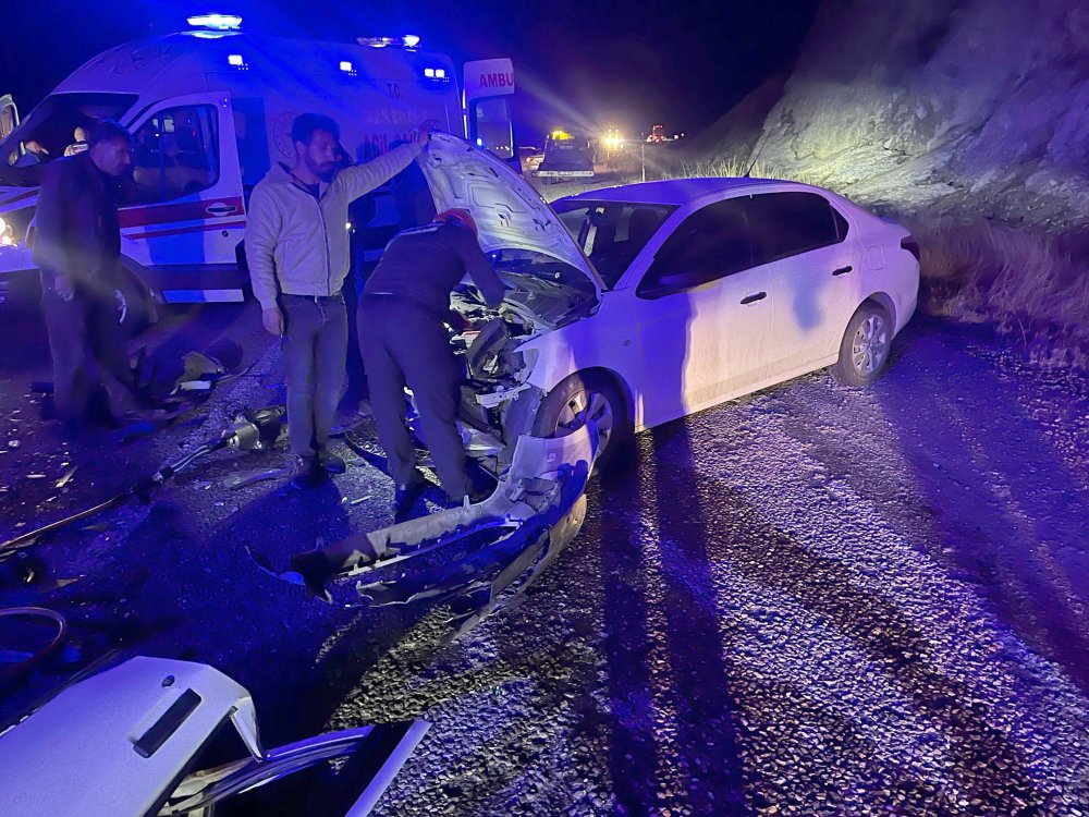 Erzurum'da 2 otomobil çarpıştı; 1 ölü, 3 yaralı