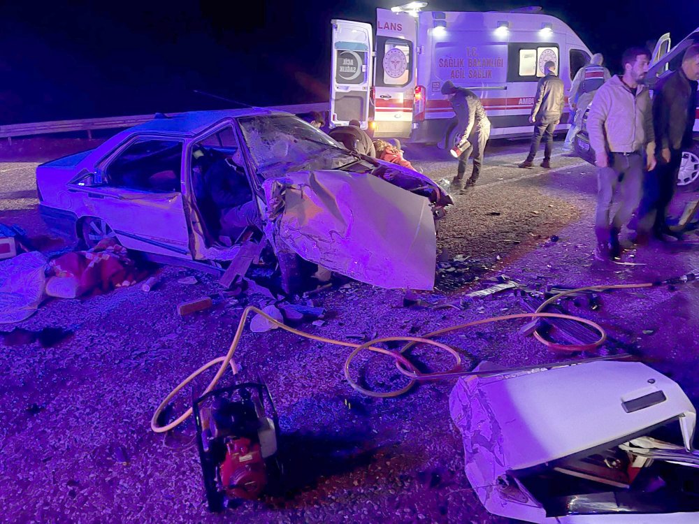 Erzurum'da 2 otomobil çarpıştı; 1 ölü, 3 yaralı