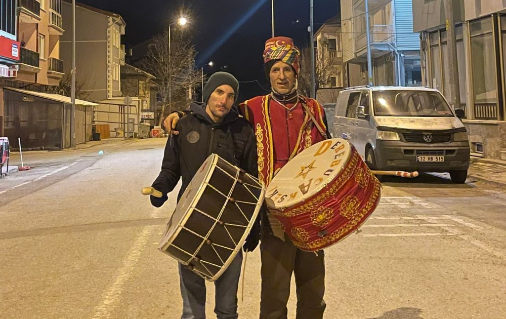Konya'nın ramazan davulcusu 39 yıldır manileriyle mahalle sakinlerini sahura kaldırıyor