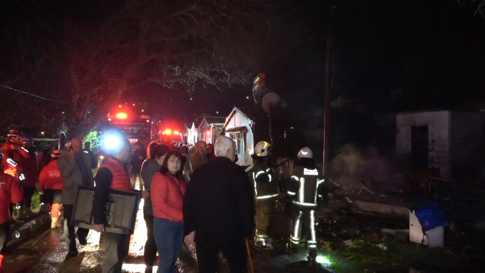 Elektrik direğinden çıkan yangında 18 ev kullanılmaz hale geldi