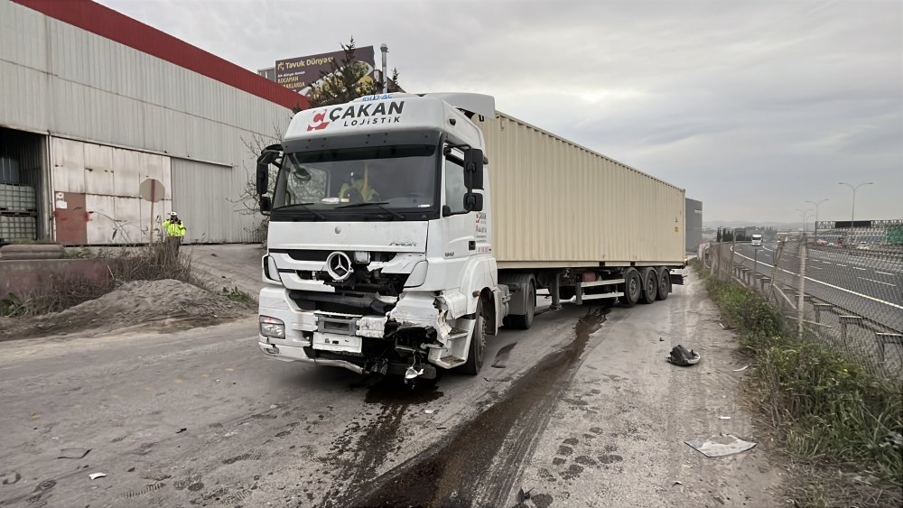 İşçi servis minibüsü ile TIR kafa kafaya çarpıştı: 8 yaralı