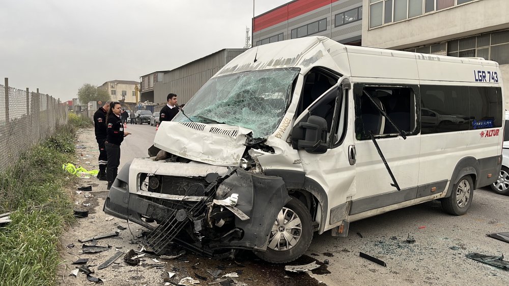İşçi servis minibüsü ile TIR kafa kafaya çarpıştı: 8 yaralı