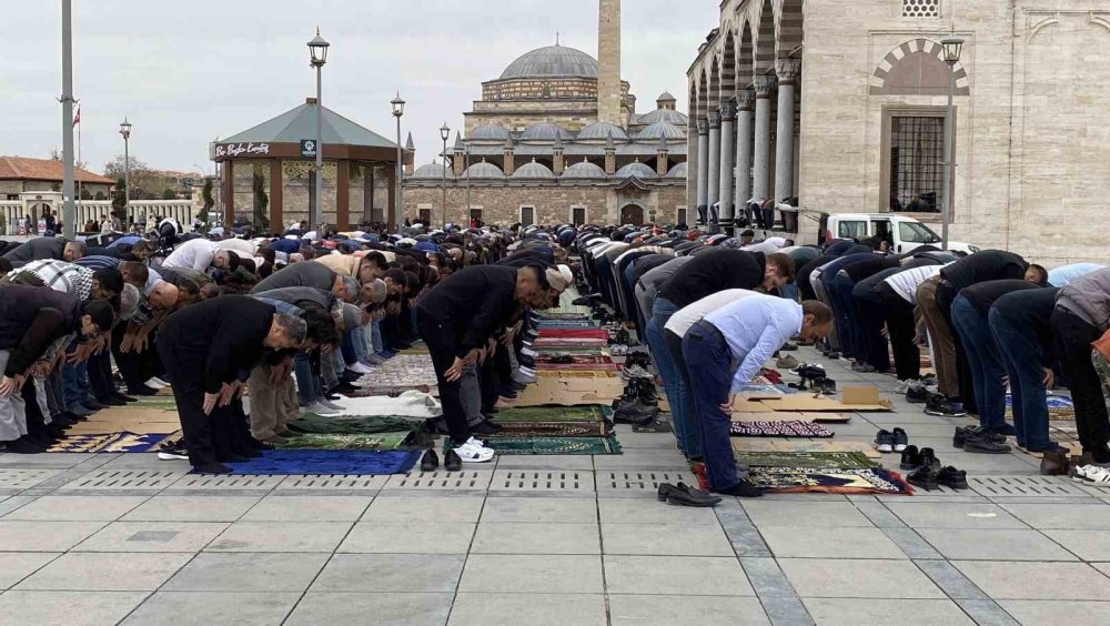 Konya’da cemaat camiye sığmadı