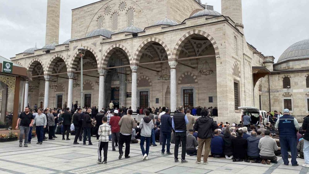 Konya’da cemaat camiye sığmadı