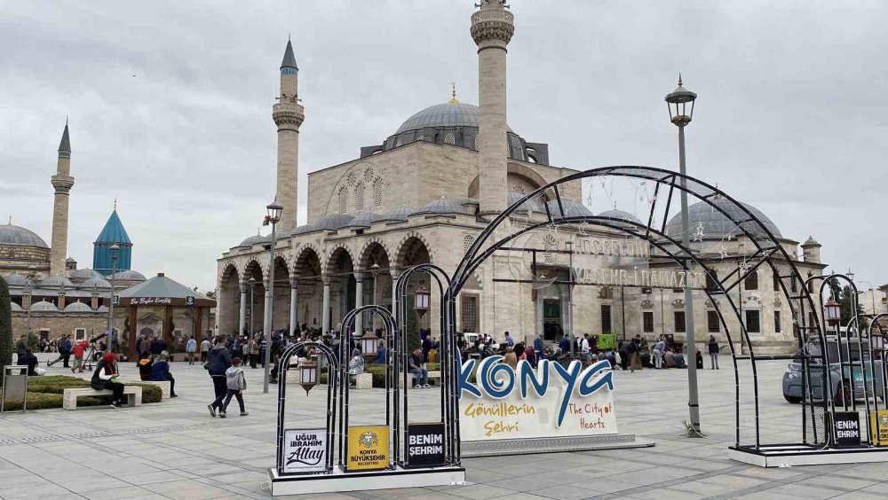 Konya’da cemaat camiye sığmadı
