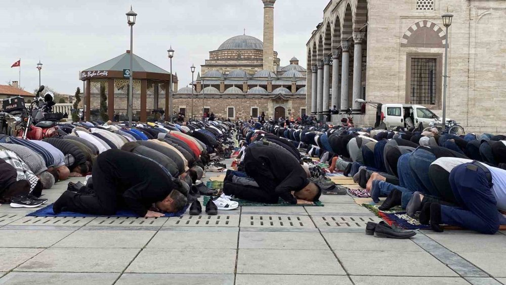Konya’da cemaat camiye sığmadı