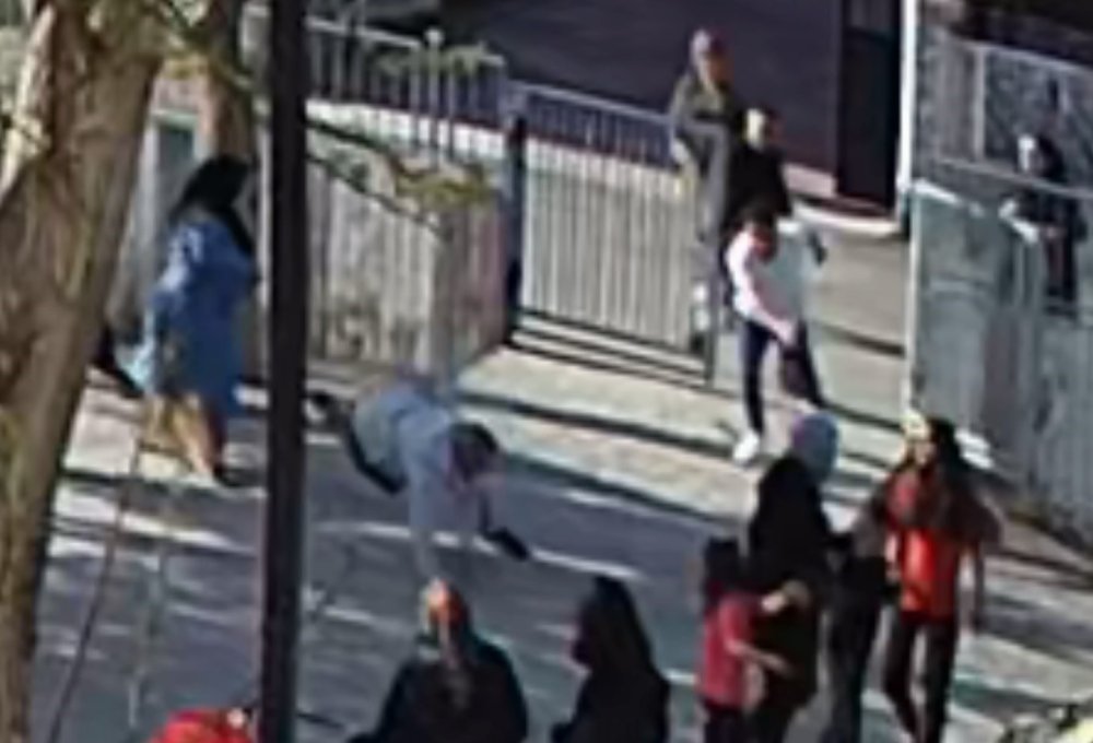 Öğrenciye tokat attı iddiası.... Okul müdürüne saldırı anı kamerada