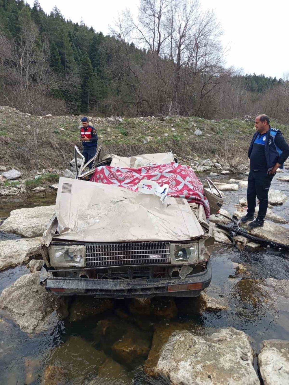 Tofaş otomobil çaya uçtu: 1 ölü, 1 yaralı