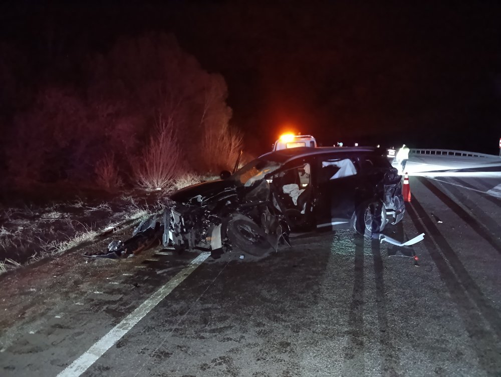 Yolcu otobüsü ile otomobil çarpıştı: 10 yaralı