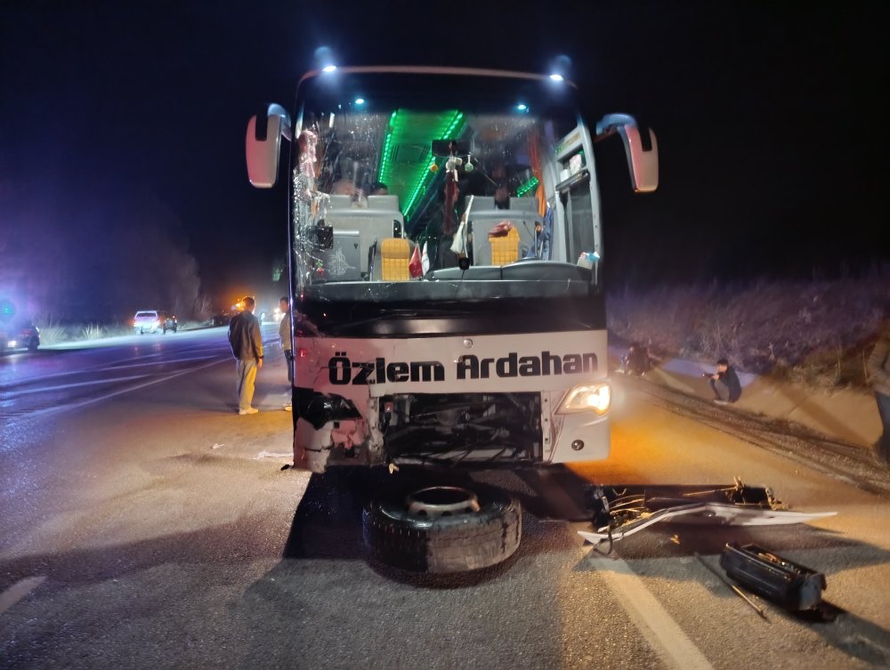 Yolcu otobüsü ile otomobil çarpıştı: 10 yaralı