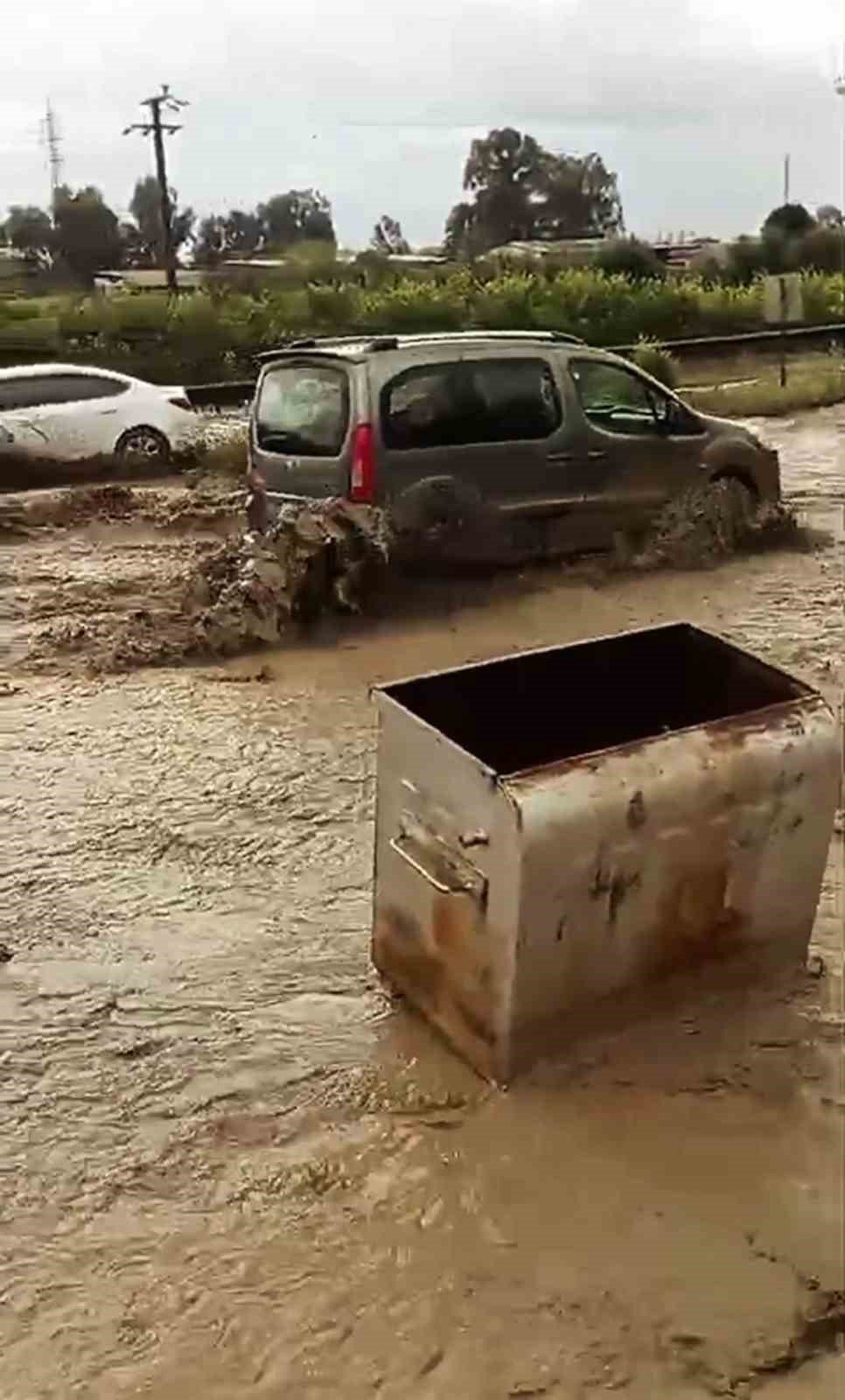 Karayolu çamurla kaplandı