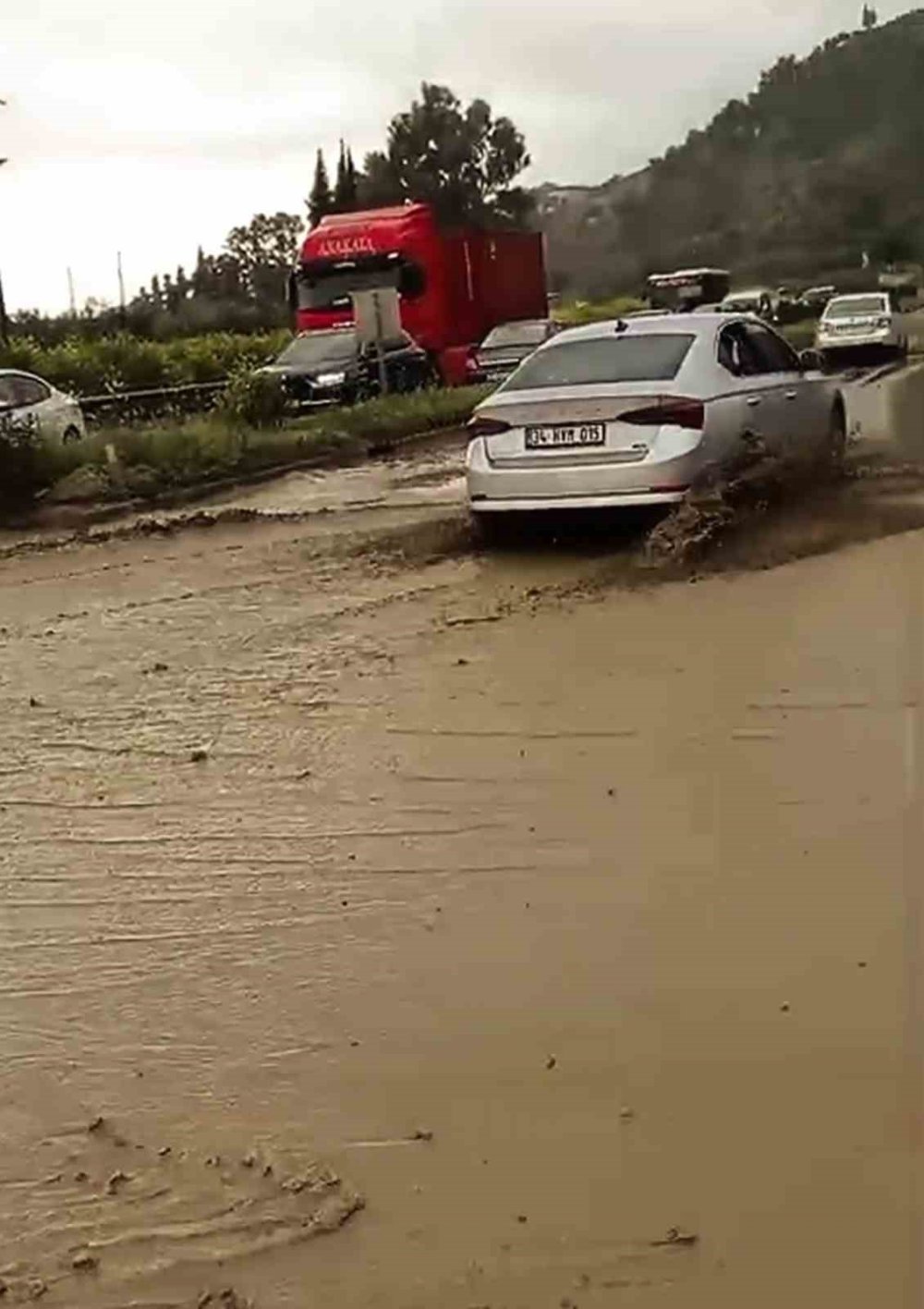 Karayolu çamurla kaplandı
