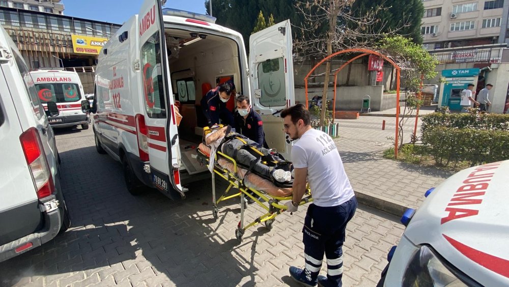 Otomobil, TIR'a çarptı; 5 yaralı