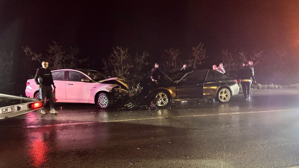 Otomobiller kafa kafaya çarpıştı: 1'i ağır 5 kişi yaralandı