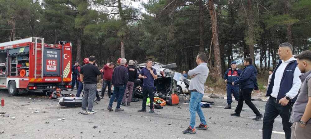 4 otomobil zincirleme kazaya karıştı: 2 ölü, 10 yaralı