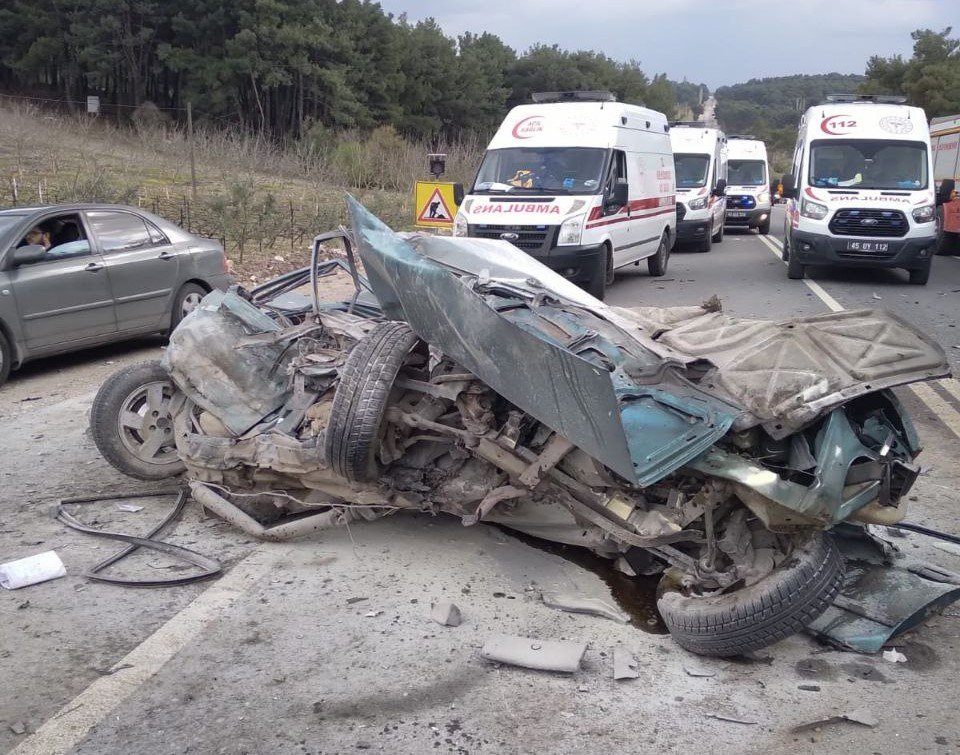 4 otomobil zincirleme kazaya karıştı: 2 ölü, 10 yaralı