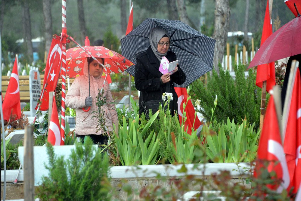 Acılar hala taze... Deprem mezarlığında hüzünlü bayram