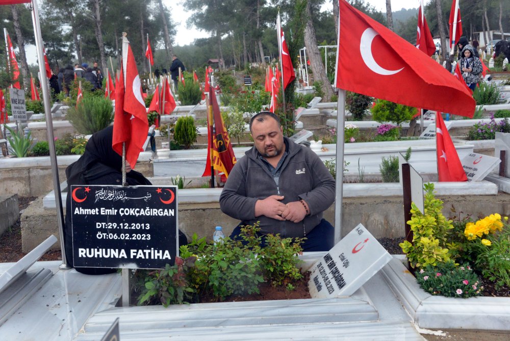 Acılar hala taze... Deprem mezarlığında hüzünlü bayram
