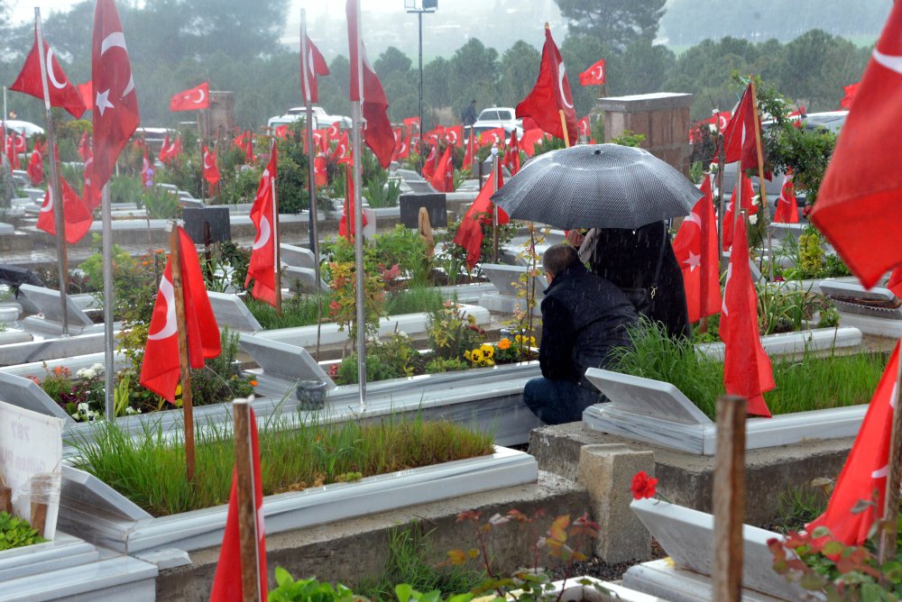 Acılar hala taze... Deprem mezarlığında hüzünlü bayram