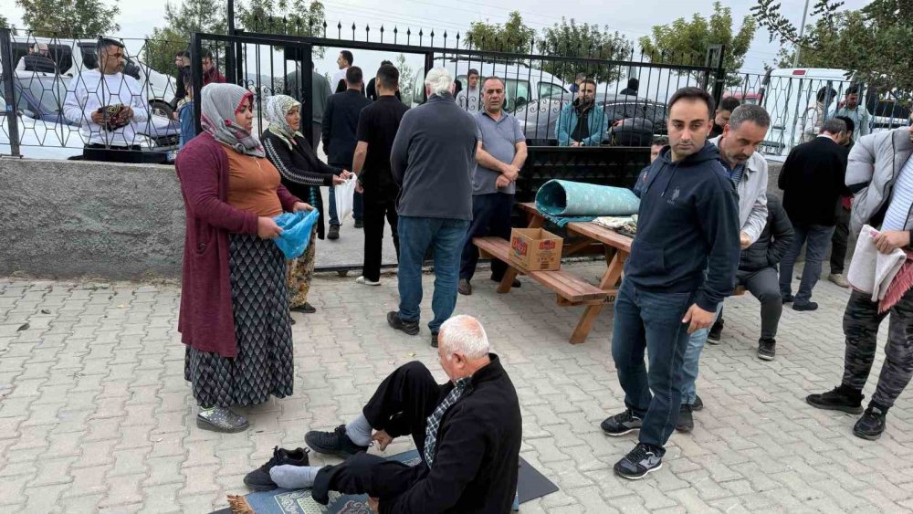 Bayram namazını fırsata çevirdiler... Vatandaşlar isyanda: Çeteleşmişler