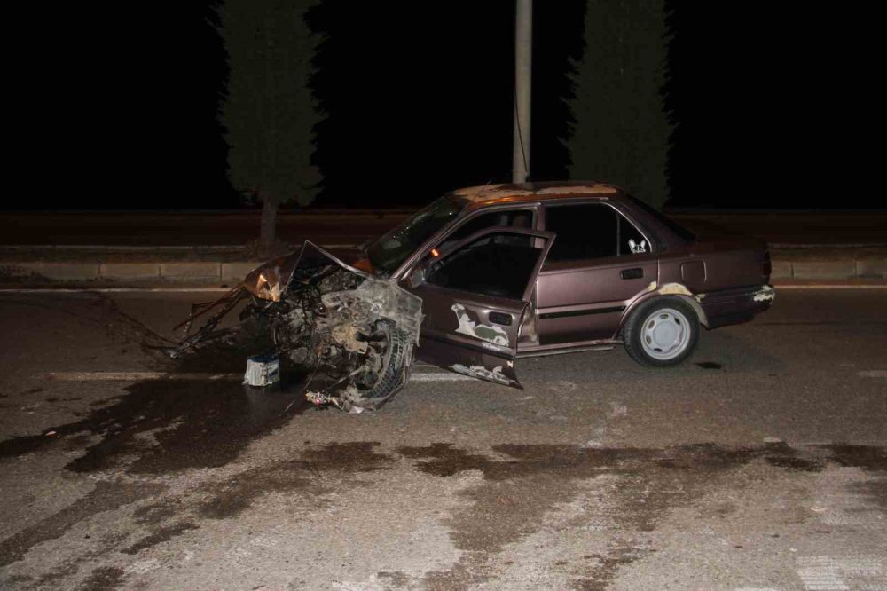Konya’da lastiği patlayan otomobil direğe çarptı