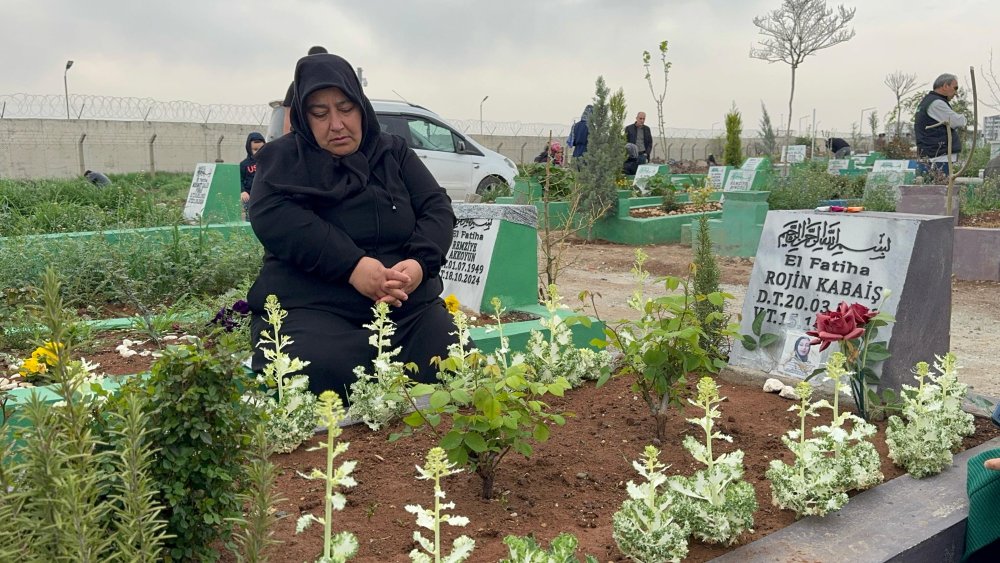 Narin Güran ve Rojin Kabaiş'in mezarlarına ziyaretçi akını