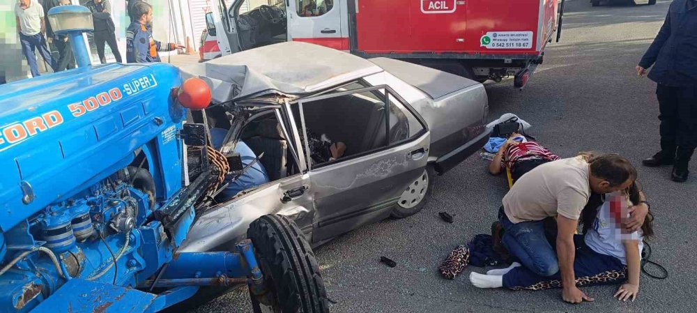 Traktör ile otomobil çarpıştı 1 ölü, 3 yaralı