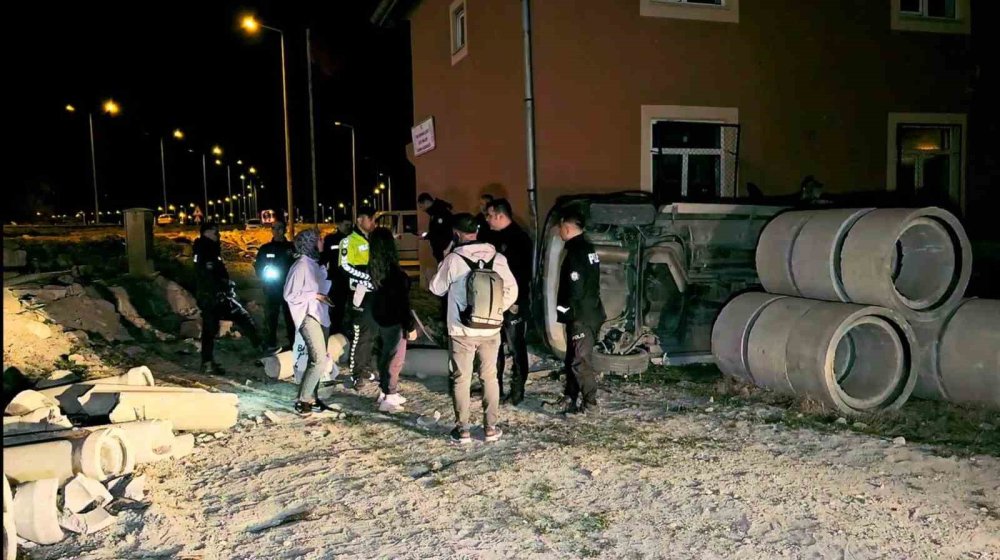 Yoldan çıkan otomobil 200 metre sürüklendi, evin duvarına çarptı: 1 yaralı