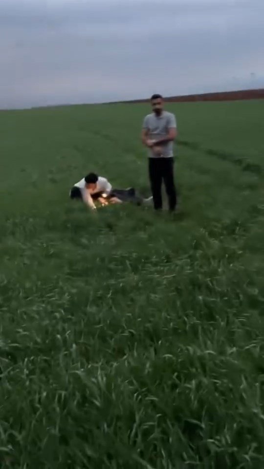 Hafif ticari araç, tarlaya uçtu: 2'si ağır 3 yaralı