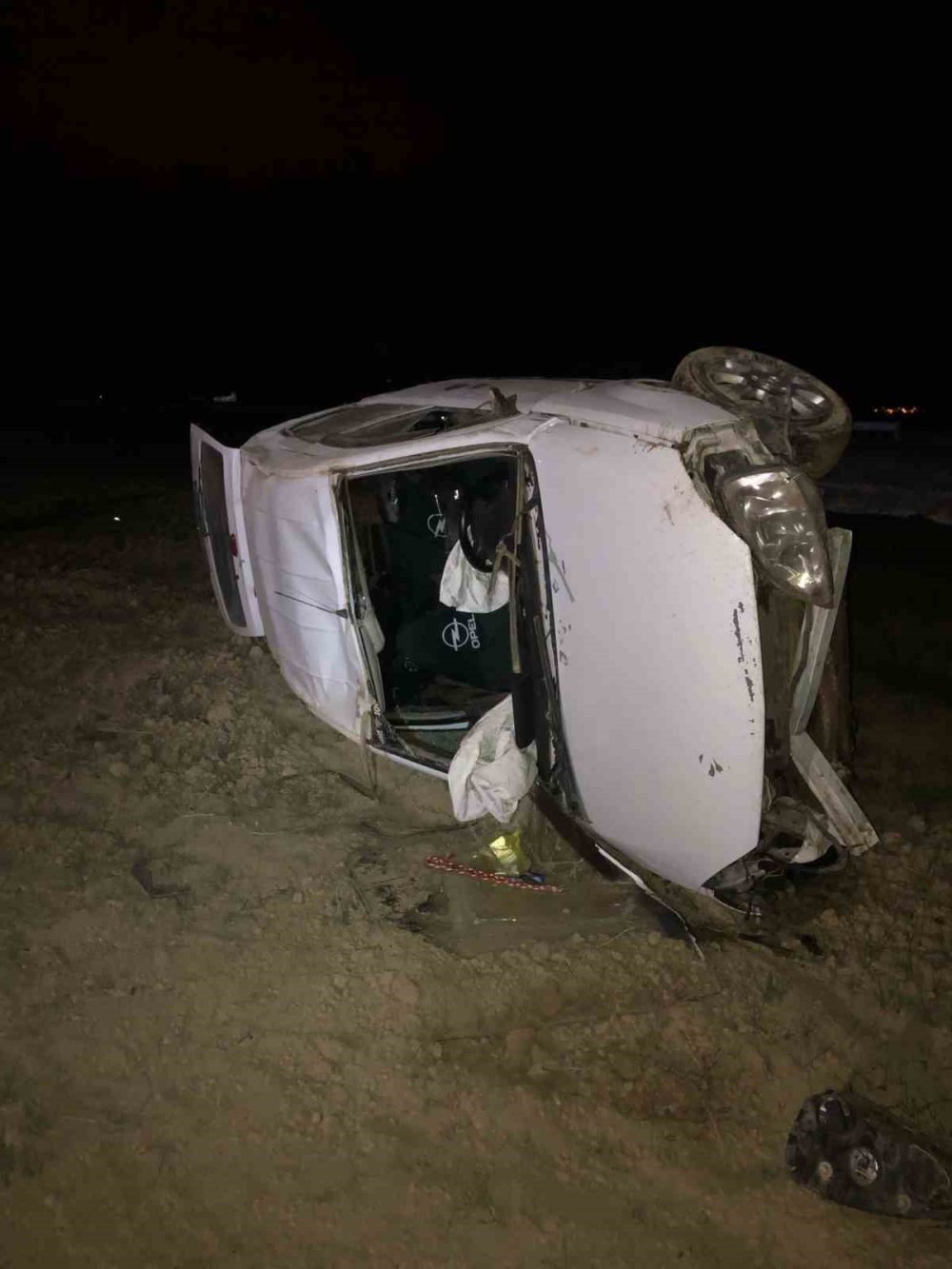 Isparta-Konya kara yolunda otomobil takla atarak şarampole devrildi