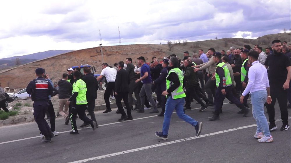 Kırıkkale'de 2 otomobil çarpıştı; 1 ölü, 6 yaralı