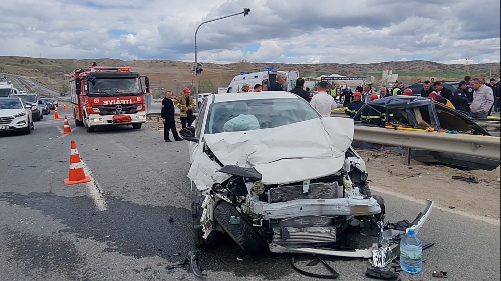 Kırıkkale'de 2 otomobil çarpıştı; 1 ölü, 6 yaralı