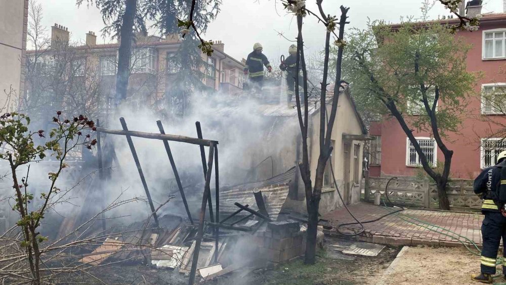 Konya’da çocukların attığı torpil yangına neden oldu