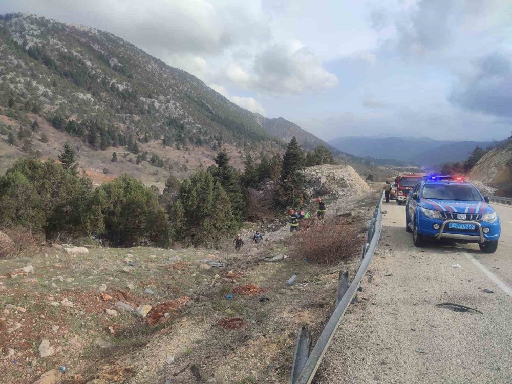 Konya’da otomobil 20 metrelik uçurumdan yuvarlandı: Aynı aileden 2 kişi öldü, 3 yaralı