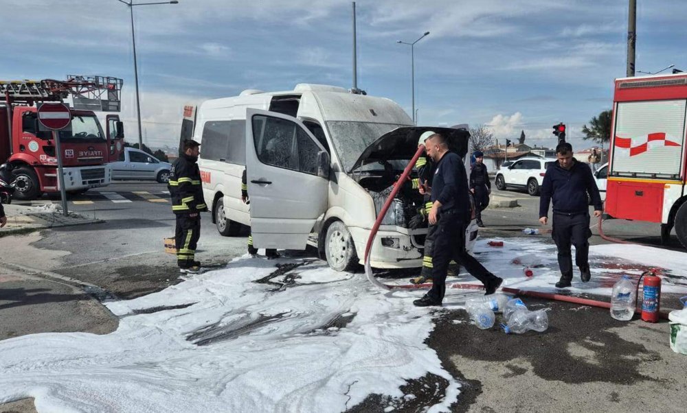 Tekirdağ'da seyir halindeki yolcu minibüsü yandı