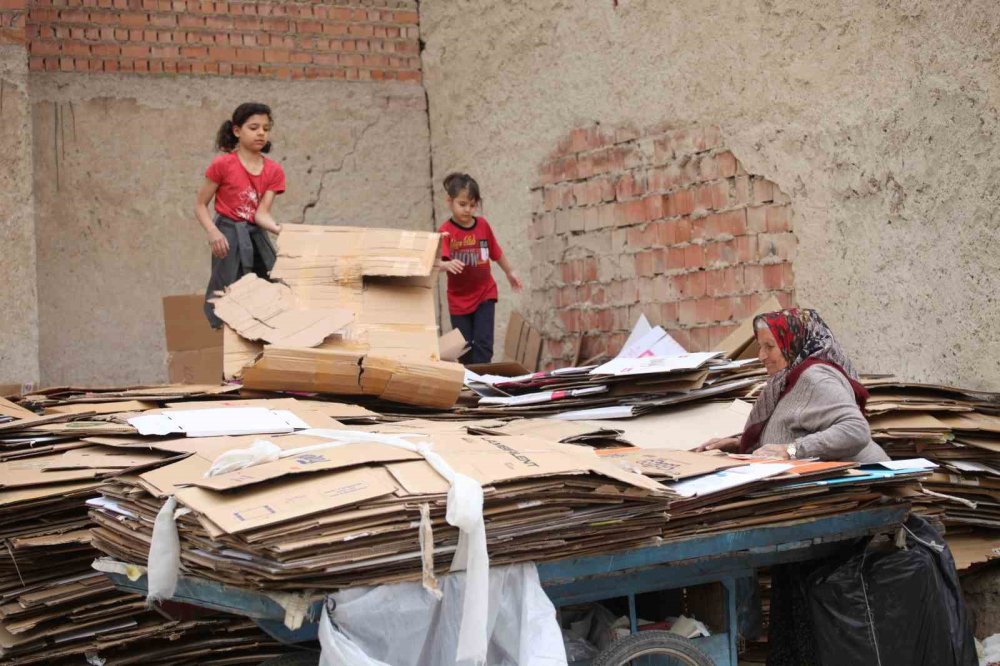 Yer Konya... 70 yaşındaki kadın 40 yıldır sokak sokak gezerek karton topluyor