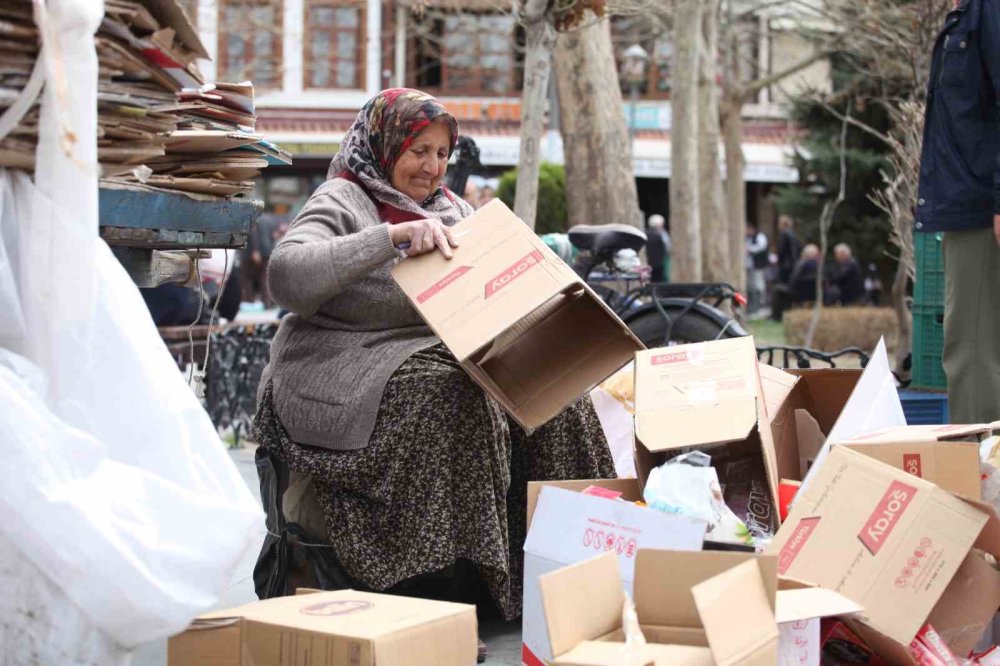 Yer Konya... 70 yaşındaki kadın 40 yıldır sokak sokak gezerek karton topluyor
