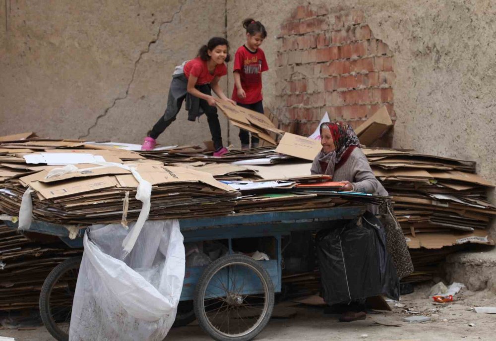 Yer Konya... 70 yaşındaki kadın 40 yıldır sokak sokak gezerek karton topluyor