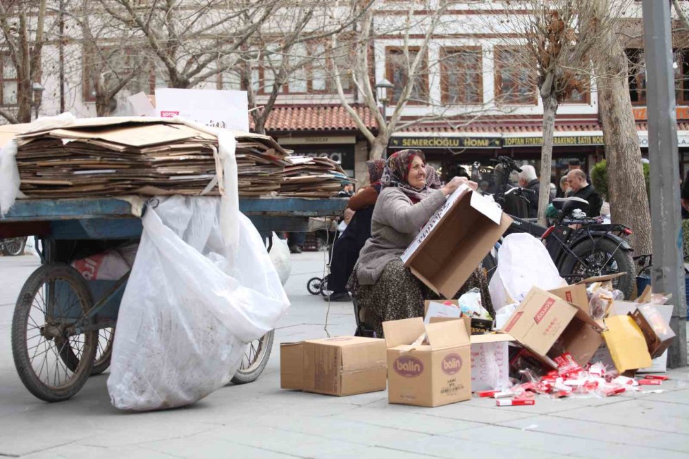 Yer Konya... 70 yaşındaki kadın 40 yıldır sokak sokak gezerek karton topluyor