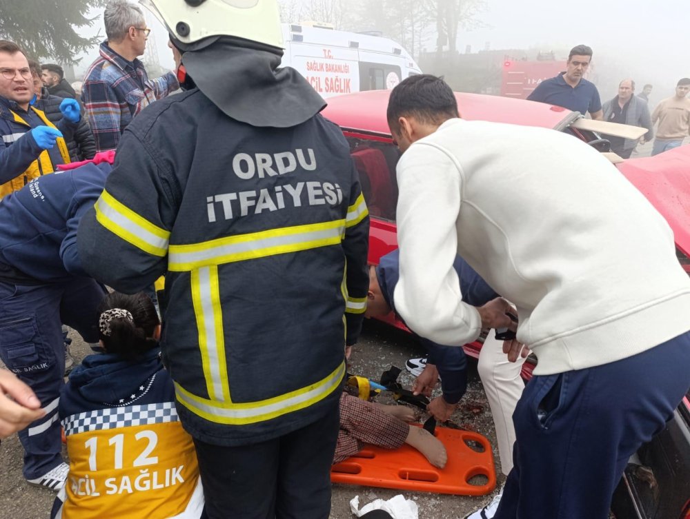 Yoğun sisin etkili olduğu bölgede kaza; 6 yaralı