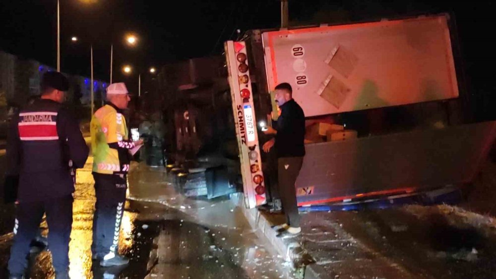 Boya yüklü tır devrildi