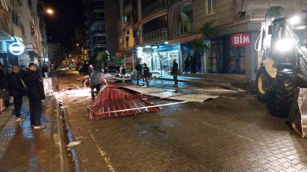 Fırtınada uçan su deposu, yan evin banyosuna düştü