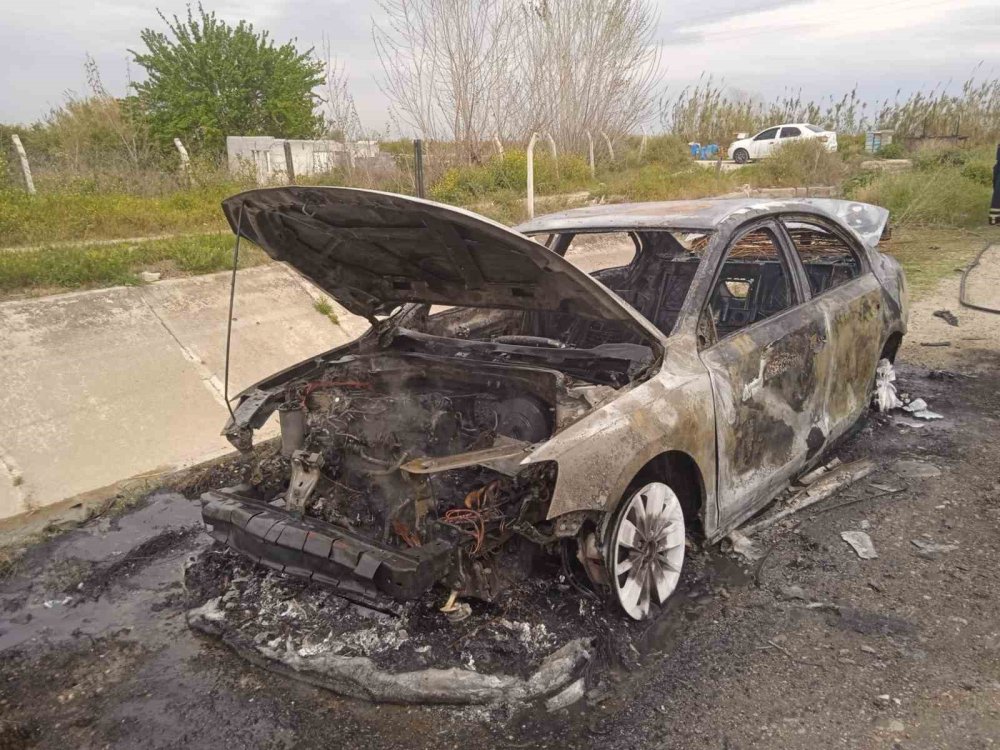 İki farklı yerde yanan otomobiller demir yığınına döndü